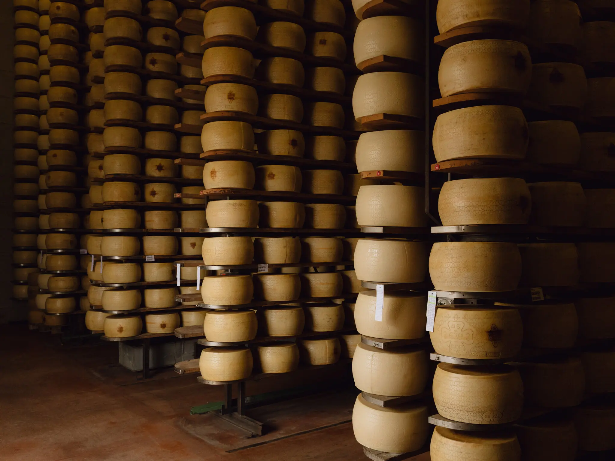 «Смак Італії» під загрозою: італійські виробники б’ють на сполох через американські тарифи та «сурогатні» сири зі Штатів